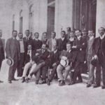 Foto (1905). Jornalistas em frente ao Palácio do Governo. Fonte: Revista do Norte, via: Blog Iba Mendes: Fotos antigas de cidades do Maranhão.