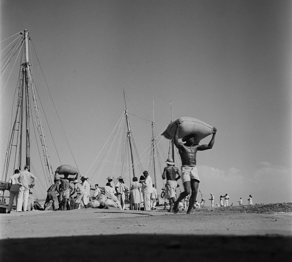 (Foto) 1948. Pierre Verger. Imagens do Maranhão - Cenas de trabalho Fonte: Museu Afrodigital da UFMA.