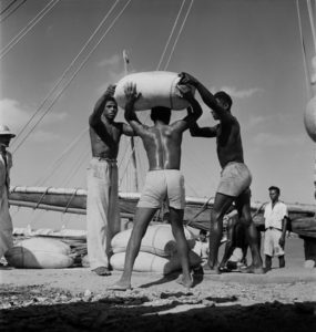 (Foto) 1948. Pierre Verger. Descarregando barco no portinho. Imagens do Maranhão - Cenas de trabalho. Fonte: Museu Afrodigital da UFMA.