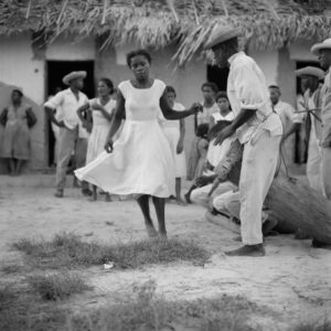 (Foto) Cururupu,1958. Marcel Gautherot  Imagens do Maranhão - Dançando diante dos tocadores.  Fonte: Museu Afrodigital da UFMA.