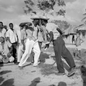 (Foto) Cururupu,1958. Marcel Gautherot. Homens dando pernada no tambor de crioula. Imagens do Maranhão - Cenas de festas religiosas e populares. Fonte: Museu Afrodigital da UFMA.